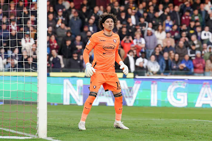 Guillermo Ochoa con el Salernitana ante el Inter de Milan